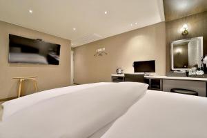 TV a/nebo společenská místnost v ubytování Daegu Hotel Rubato