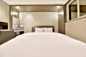Postel nebo postele na pokoji v ubytování Daegu Hotel Rubato