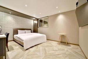 Postel nebo postele na pokoji v ubytování Daegu Hotel Rubato