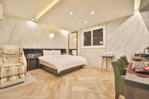 Postel nebo postele na pokoji v ubytování Daegu Hotel Rubato