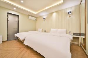 Postel nebo postele na pokoji v ubytování Daegu Hotel Rubato