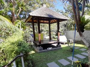 Κήπος έξω από το Villa Sakura Jimbaran