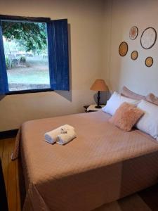 una camera da letto con un letto con due asciugamani sopra di Casa Coronel Estevão a Santo Antônio do Jardim Altre 49 foto