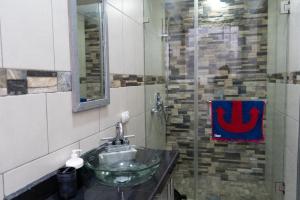 a bathroom with a sink and a mirror at Apartamentos Villa Antonela in La Ceiba +5 photos