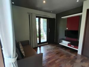 Μια τηλεόραση ή/και κέντρο ψυχαγωγίας στο Villa Sakura Jimbaran