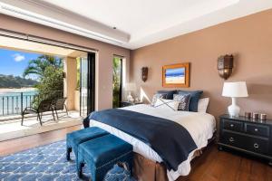 Ένα ή περισσότερα κρεβάτια σε δωμάτιο στο Ocean View Palm Beach - By Betina King +10 φωτογραφίες