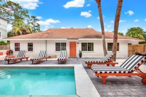 Casa con piscina con sillas y casa en Salt Gypsy Unit A Expansive Outdoor Space w Pool, en Tybee Island