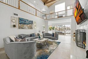 Χώρος καθιστικού στο Luxury Waterfront Home in the Heart of the Harbor