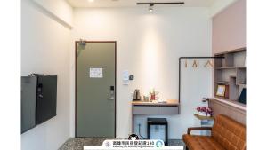 Camera con porta, tavolo e scrivania. di Yi Hostel a Kaohsiung