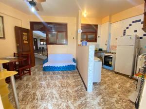 a living room with a refrigerator and a kitchen at Apto Salinas in Salinópolis