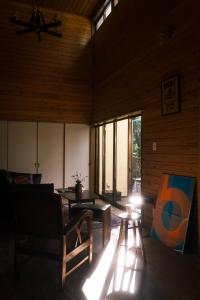 een woonkamer met een bank en een tafel bij rinne 2nd living Sauna Villa Nasu in Nasu