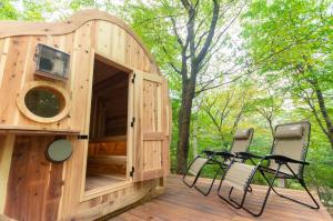 een houten speelhuisje met twee stoelen en een tv bij rinne 2nd living Sauna Villa Nasu in Nasu +6 foto's