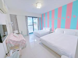 Rúm í herbergi á SUIIAN inn 隨緣民宿恆春小鎮內 國旅卡 可包棟