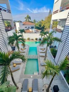 an overhead view of a swimming pool with palm trees at Elegant Coastal Studio in Bucerías