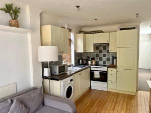 Dapur atau dapur kecil di Quiet Ground Floor Flat in St Albans with Parking Pass the Keys
