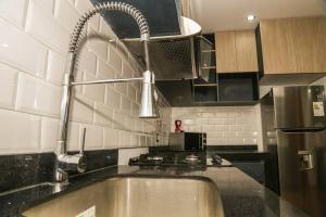 - une cuisine avec un évier et un robinet dans l'établissement Siéntete un turista como en casa DPTO 100 m2, à Lima 16 autres photos