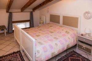 una camera da letto con un letto grande in una stanza di Residenza Contrada Tedesca a Trento