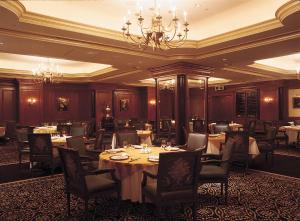 Um restaurante ou outro lugar para comer em Rihga Royal Hotel Tokyo