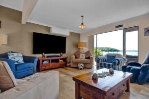 Μια τηλεόραση ή/και κέντρο ψυχαγωγίας στο Lakefront Paradise Retreat