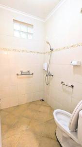 Ванная комната в Cottonwood Villa Grandma's 3BR 10pax Wi-Fi BBQ +19 фотографий