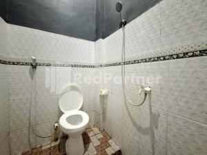 Ένα μπάνιο στο Assalaam Homestay Syariah RedPartner +35 φωτογραφίες