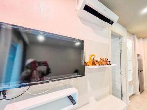 Elle comprend une grande télévision à écran plat suspendue au mur. dans l'établissement Seven sea jomtien by new, à Jomtien Beach 12 autres photos