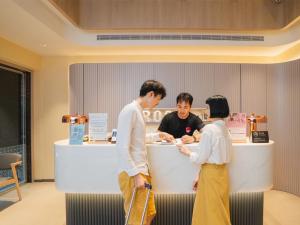 台北市にあるRoyal Rose Hotel Zhongshanの三人の集団