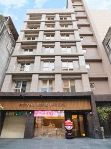 台北市にあるRoyal Rose Hotel Zhongshanの高層ビル