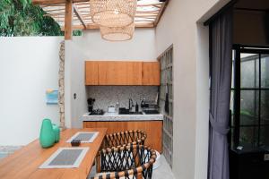 Kuchyň nebo kuchyňský kout v ubytování Ubu Villa Nara - Honeymoon Villa in Yogyakarta