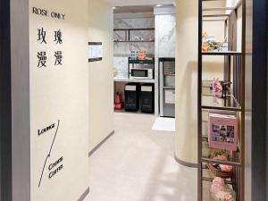 台北市にあるRoyal Rose Hotel Zhongshanのキッチン(冷蔵庫付)が備わる客室です。 +24枚の写真