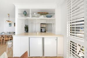 Una cocina o cocineta en Beach Front Oasis with Private Courtyard