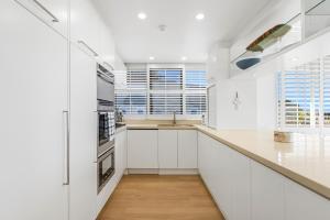 Una cocina o cocineta en Beach Front Oasis with Private Courtyard