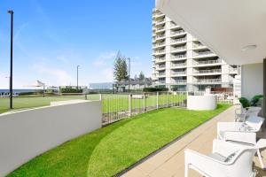 Un balcón o terraza en Beach Front Oasis with Private Courtyard