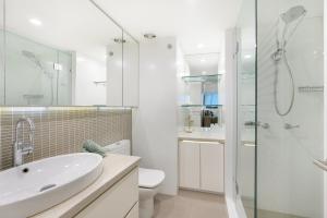 Un baño de Beach Front Oasis with Private Courtyard