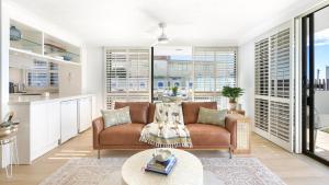 Una cocina o cocineta en Beach Front Oasis with Private Courtyard