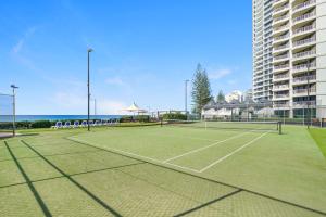 Instalaciones para jugar a tenis o squash en Beach Front Oasis with Private Courtyard o alrededores