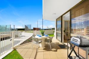 Un balcón o terraza en Beach Front Oasis with Private Courtyard