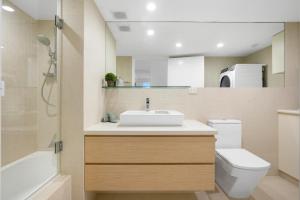 Un baño de Beach Front Oasis with Private Courtyard