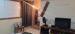 Μια τηλεόραση ή/και κέντρο ψυχαγωγίας στο casa de temporada Pouso aconchegante
