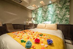 a bedroom with a bed with flowers on it at ホテルリオス渋谷Adults only in Tokyo