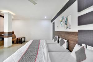 Una cama o camas en una habitación de Collection O Elite Residency