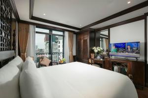 TV/trung tâm giải trí tại MAY DE VILLE Crown Hotel