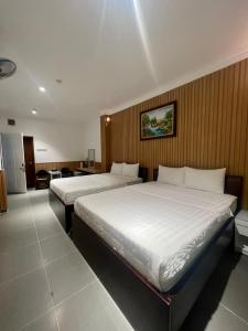 Postel nebo postele na pokoji v ubytování ĐÔNG NHƯ HOTEL