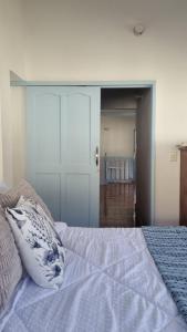 Postel nebo postele na pokoji v ubytování Cozy Home