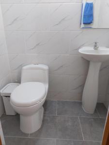 une salle de bain avec toilettes et lavabo dans l'établissement Apartamento Central La Candelaria Medellín, à Medellín