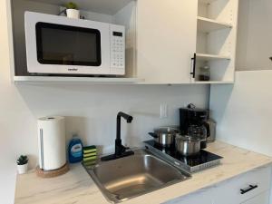 Η κουζίνα ή μικρή κουζίνα στο Cozy Motel Studio with kitchenette - 9