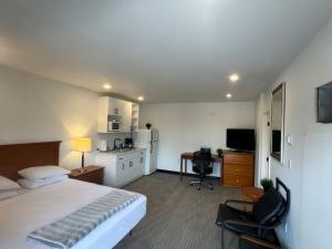 Μια τηλεόραση ή/και κέντρο ψυχαγωγίας στο Cozy Motel Studio with kitchenette - 9