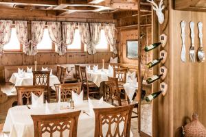 Reštaurácia alebo iné gastronomické zariadenie v ubytovaní Hotel Standlhof Zillertal