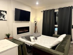 Μια τηλεόραση ή/και κέντρο ψυχαγωγίας στο 1 BD Motel Condo with kitchenette - 12