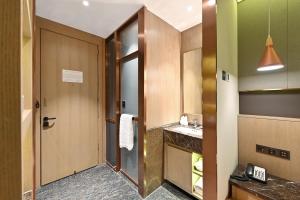 Cucina o angolo cottura di Jingli Hotel Beijing Heshenghui Dajiaoting Subway Station Branch